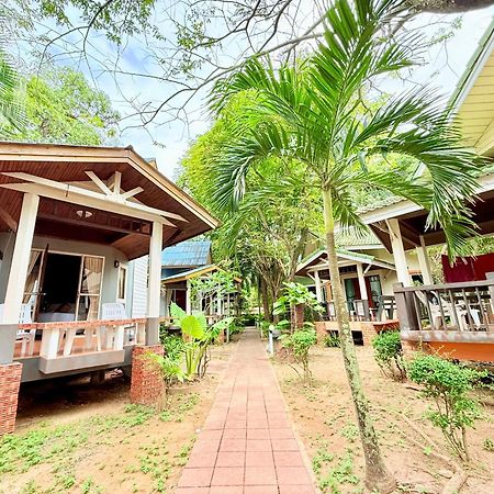 Lanta Palm Beach Resort , Beach Bungalow - Ko Lanta Exterior foto