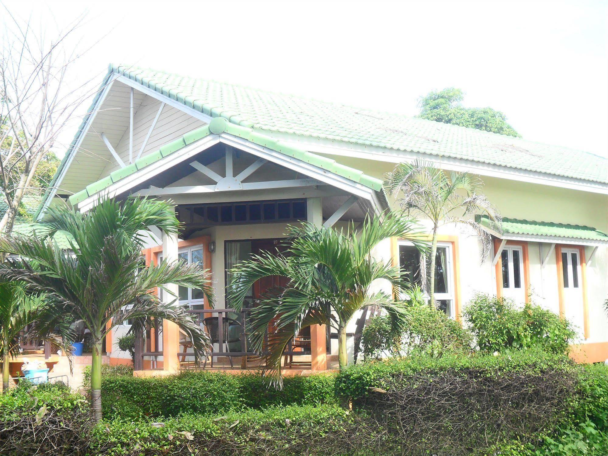Lanta Palm Beach Resort , Beach Bungalow - Ko Lanta Exterior foto